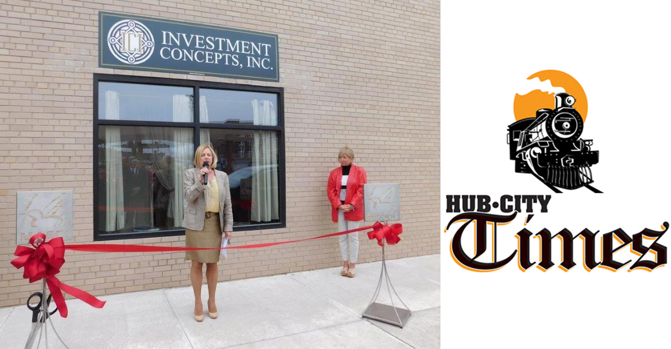 Gwen Condon speaks at the ribbon cutting for the Marshfield branch of Investment Concepts Inc.