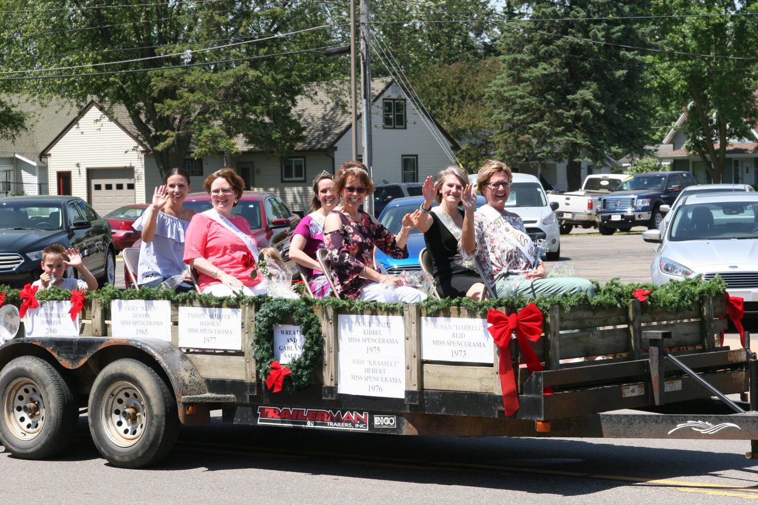 The parade featured six former Miss Spencerama winners.